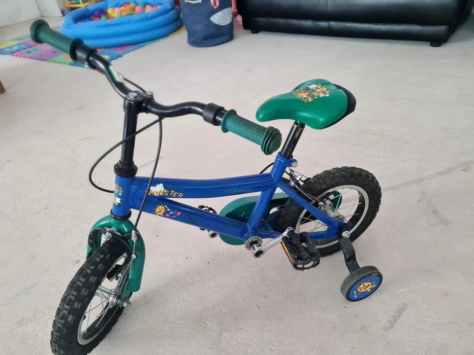 Bicicleta infantil com rodinhas de apoio