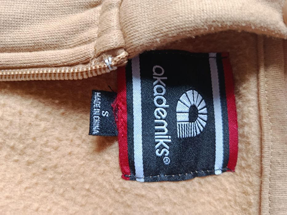 С Вітровка Adidas червона оригінал
Легка спортивна куртка від Adidas.