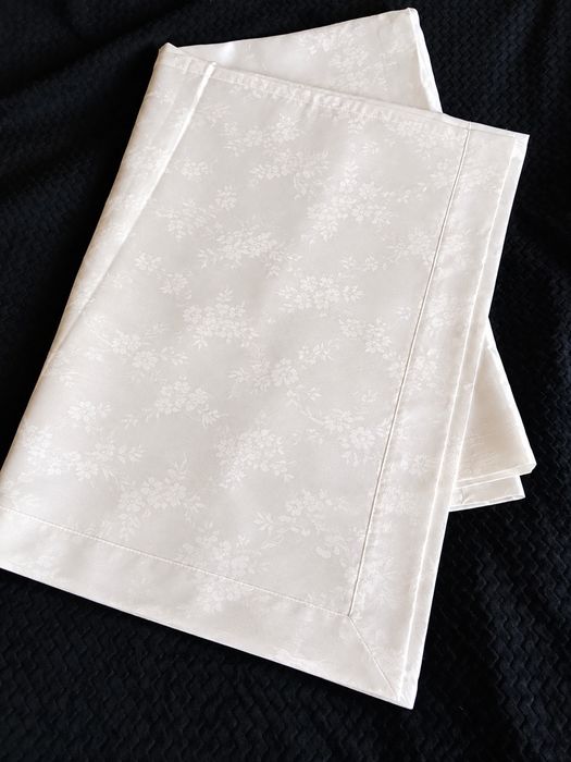 Komplet 2szt eleganckie obrusy żakardowe kremowe 145-200 cm stan idealny