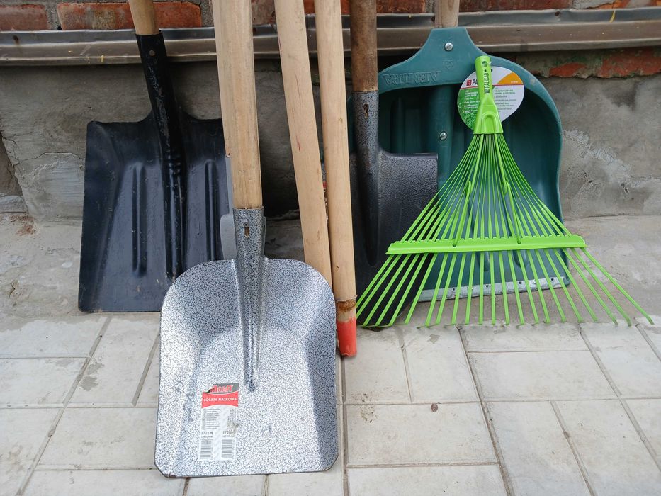 Садовый инвентарь (лопаты, грабли, ледорубы)