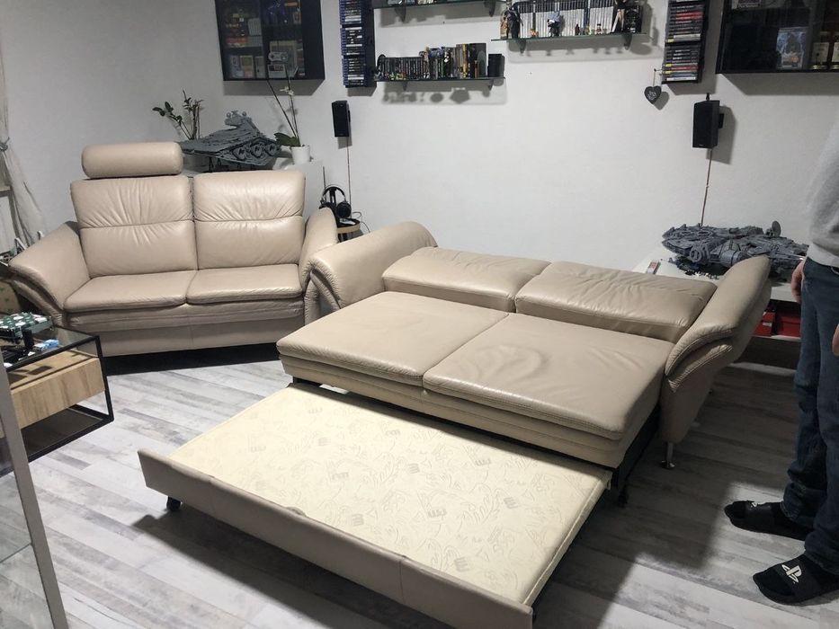 Шкірянi дивани двох та тримісний розкладний.   Німеччина