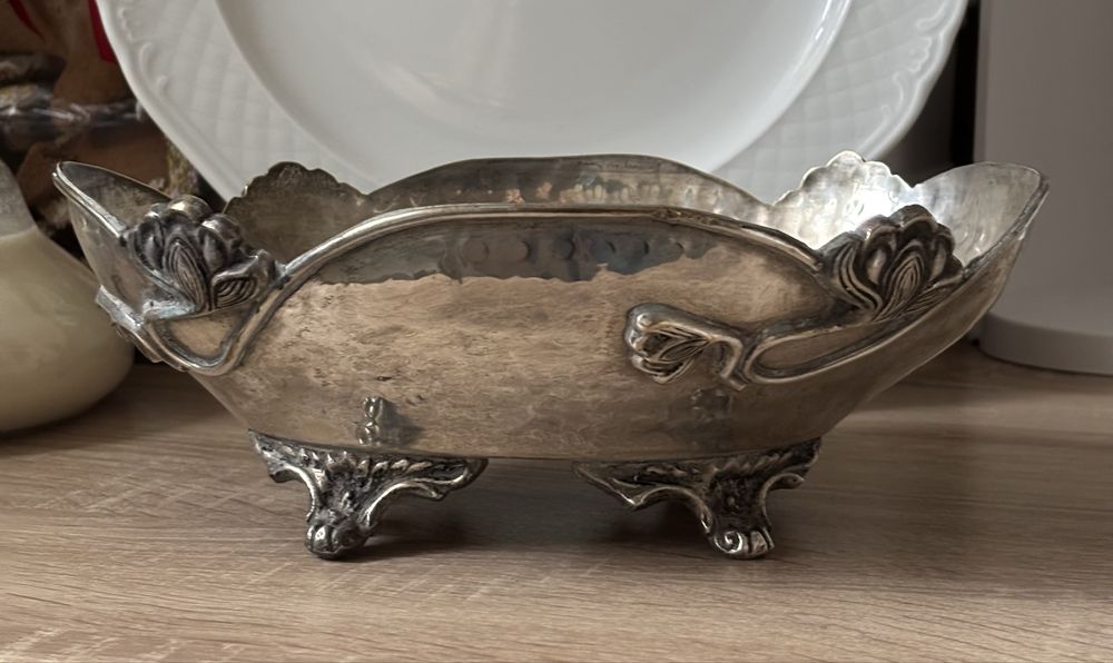 Patera misa na nóżkach w kolorze srebrnym