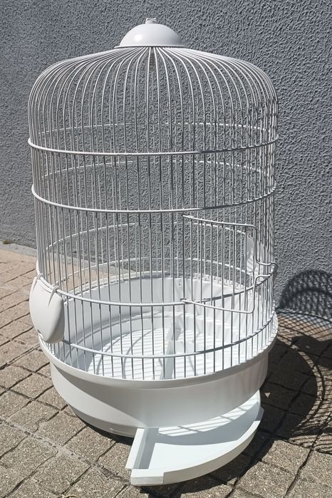 Gaiola redonda e branca para aves de pequeno porte