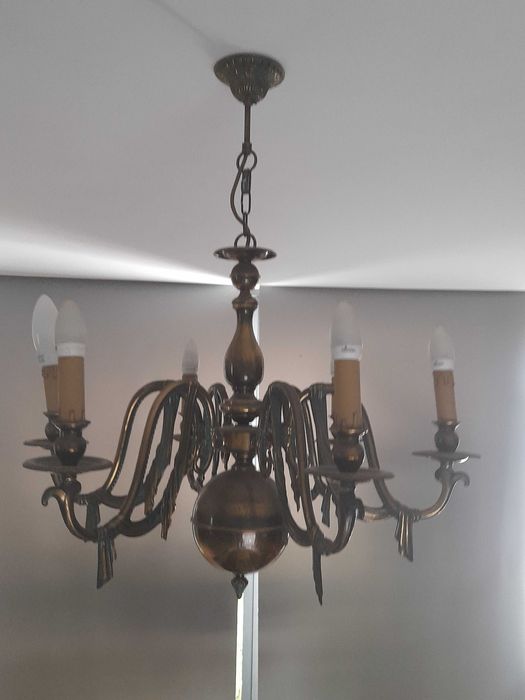 Candeeiro de Sala Rústico com 6 Braços – Elegância para o Seu Espaço.