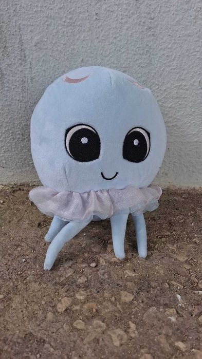Peluches, bonecos, luvas de boxe e um búzio gigante