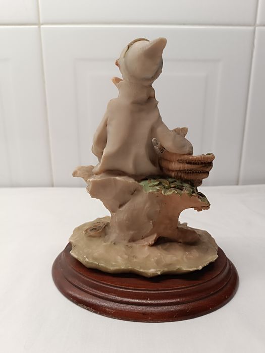 Estátua Menino Sentado. Marfinite. 19 cm