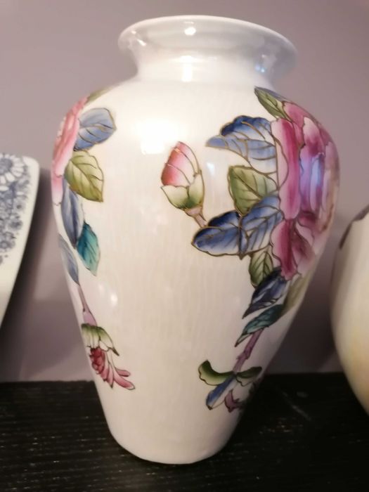 Wazon i amfora z pięknymi różami