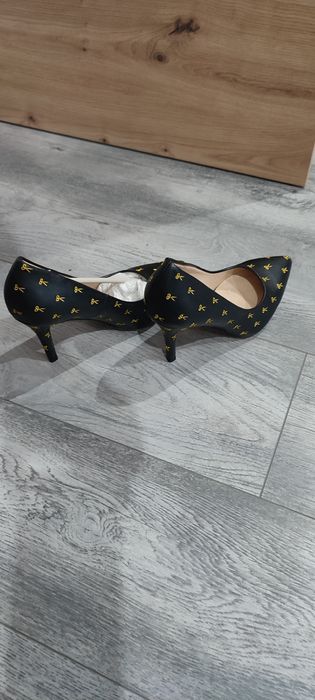 Szpilki w nożyce, buty na wysokim obcasie. SUPER
