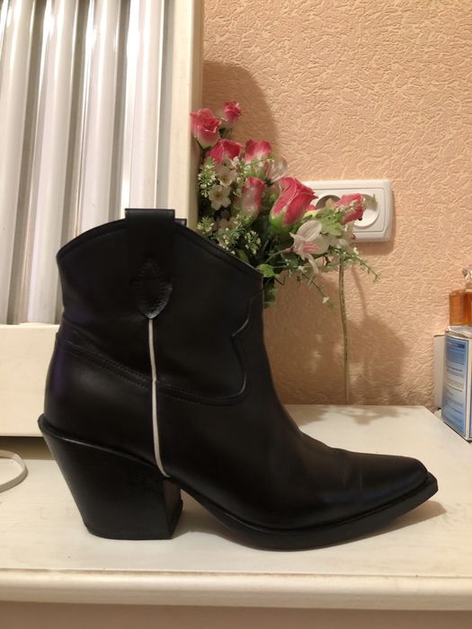 Продаю крутые ботинки казаки MYACLARA