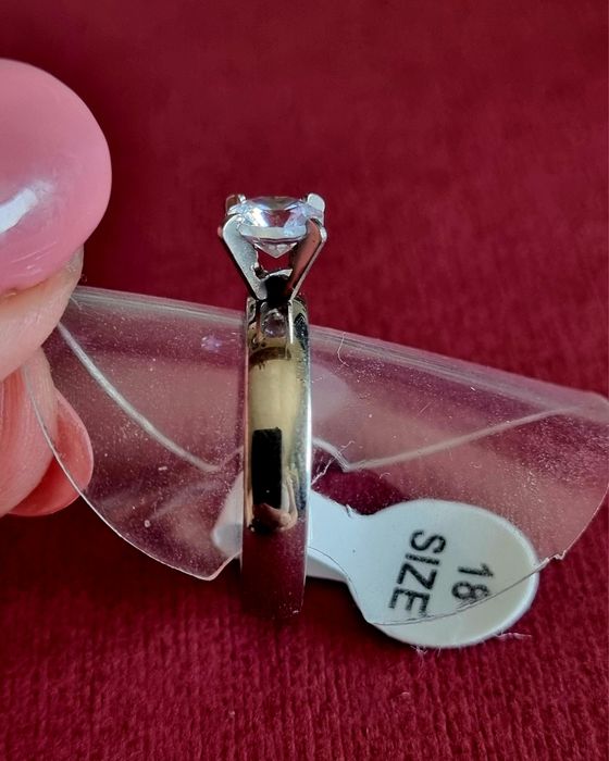 Anel solitário, prateado, em aço inoxidável. T18