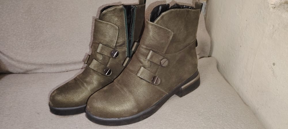 Продам женские ботинки на меху