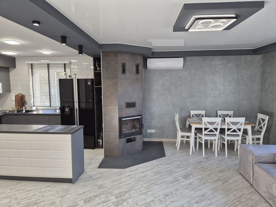 Будинок біля води. Перша лінія