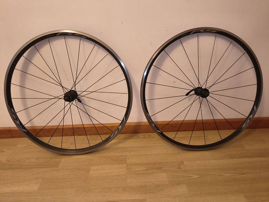SHIMANO RS100 zestaw kół szosowych 11-rz 28 cali, oś QR