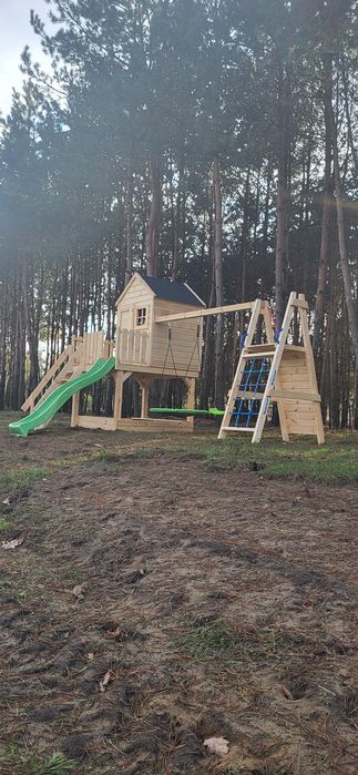 Plac zabaw. Domek dla dzieci . Domek drewniany