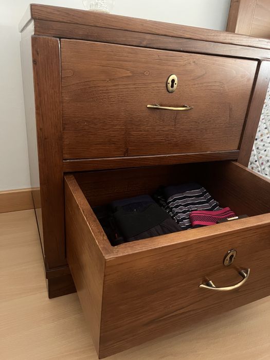 Quarto Individual em Madeira Maciça de Castanho com Gavetão de Arrumação – Paços de Ferreira