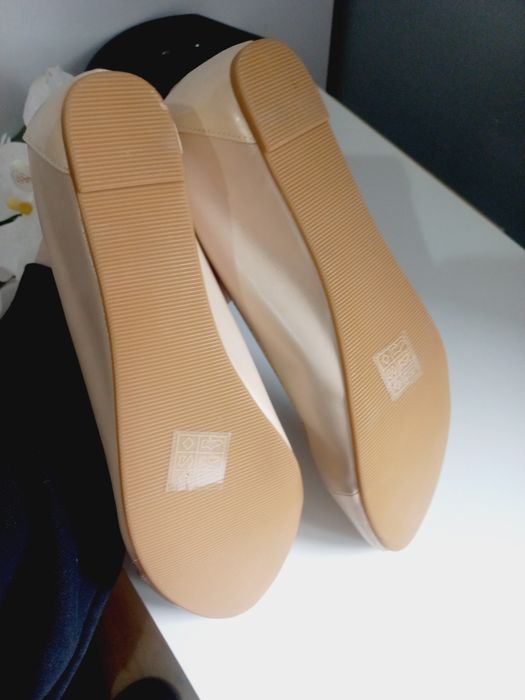 Nowe Eleganckie buty damskie   bezowe na małym koturnie 39