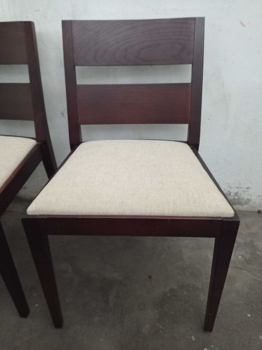 Conjunto de Mesa em carvalho escurecido,4 cadeiras em bom estado ,