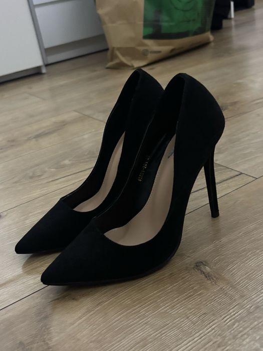 Czarne szpilki DeeZee