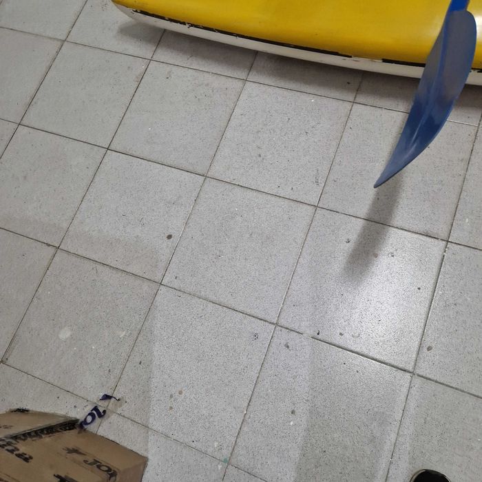 Kayak amarelo em Fibra em bom estado mais pagaia