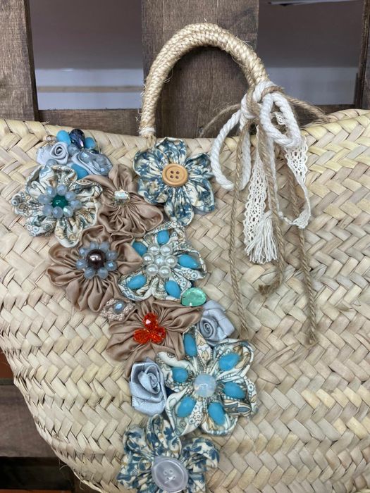 Bolsas de palha com apliques em bordados