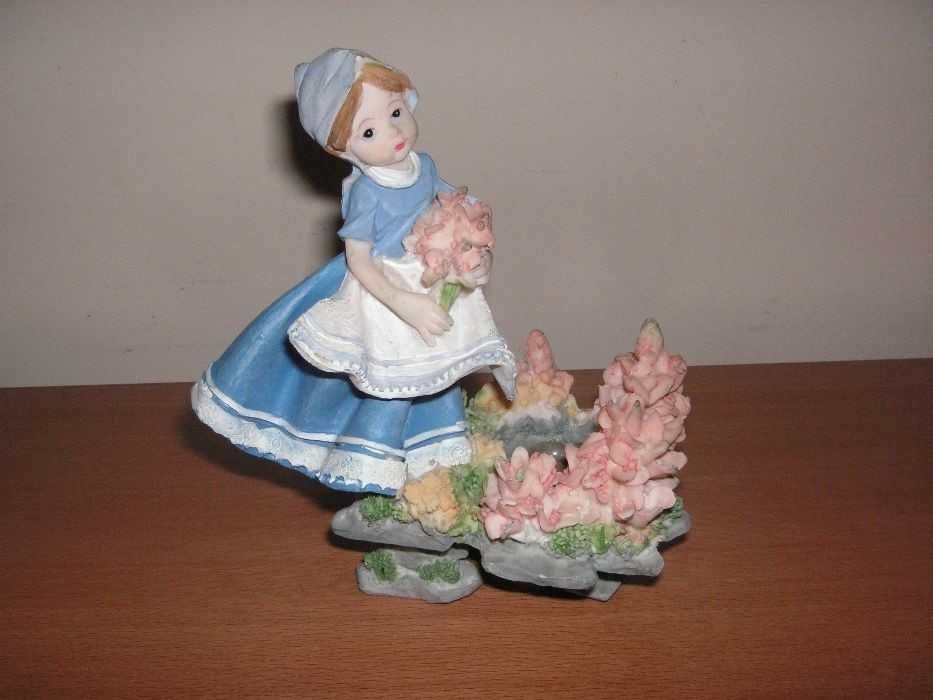 Estatueta Dama Antiga e Menina com Flores em Porcelana