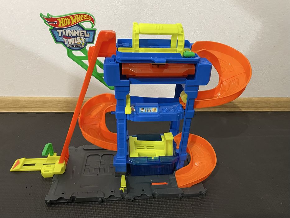 Zjeżdżalnia Hot Wheels Myjnia odjazdowe zakręty garaż