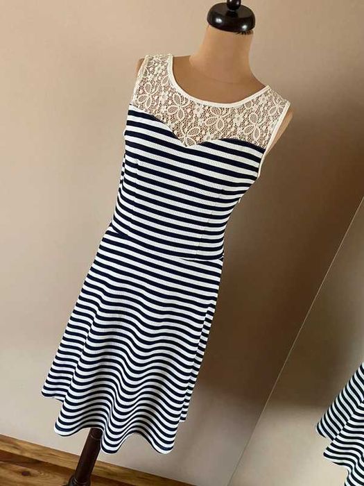 Rozkloszowana sukienka paski koronka 42 44 tekstura plus size +size