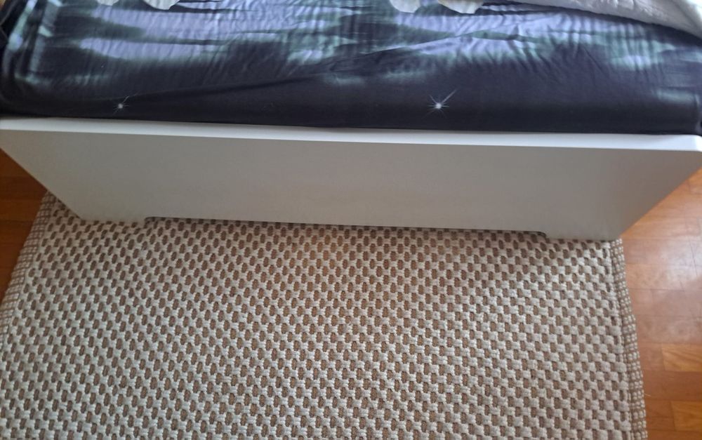 Cama de casal com colchão,usado. Com bom estado. De IKEA