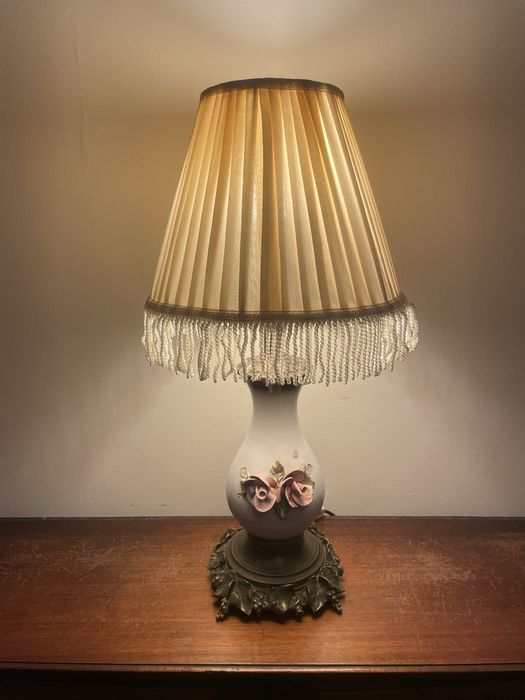 Candeeiro em louça com abajour em tecido