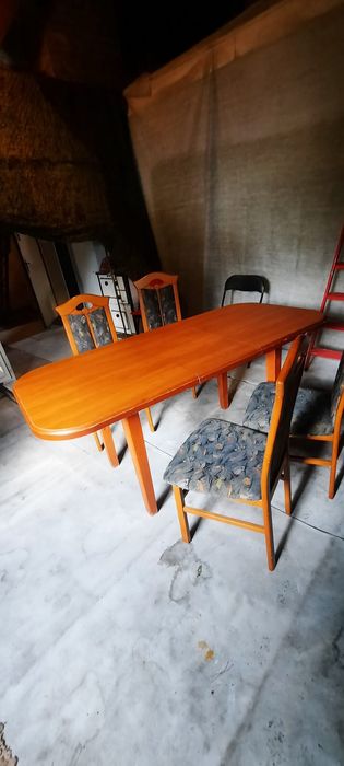 Masywny stół z krzeslami