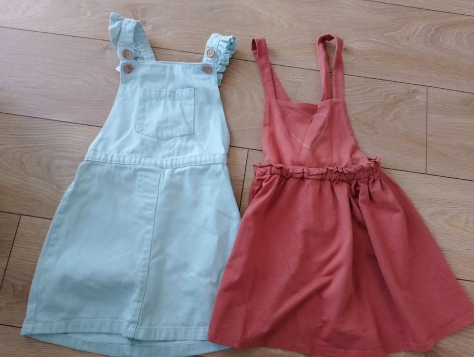 Dwie sukienki ogrodniczki w rozm. 128/134 firm 5 10 15 i Pepco
