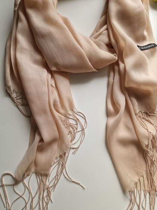 Beżowy szalik Cashmere, elegancki, klasyczny, casualowy na codzień