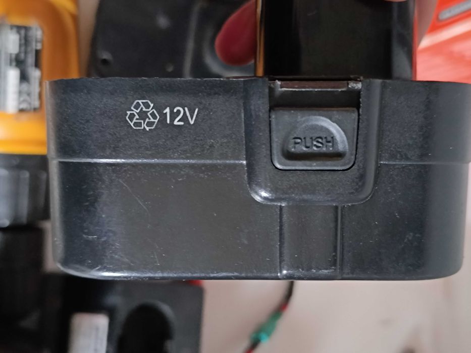 2 Aparafusadores elétricos com baterias