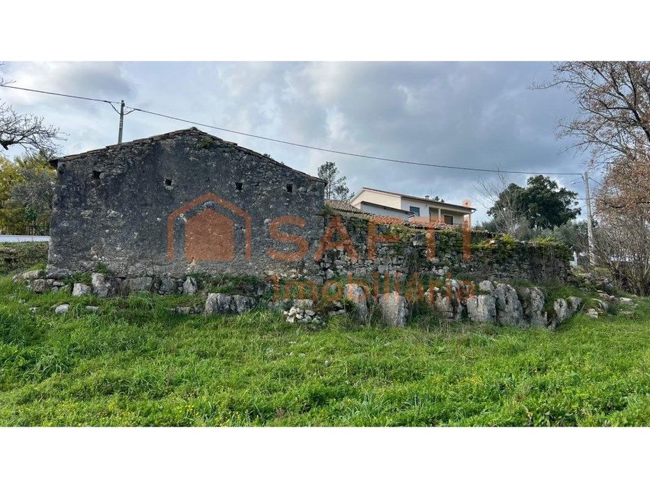 Ruína T2, Com Terreno De Cultivo A Confrontar Com O Ribeiro.
