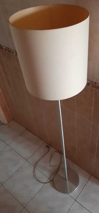 Candeeiro de pé  marca Eglo