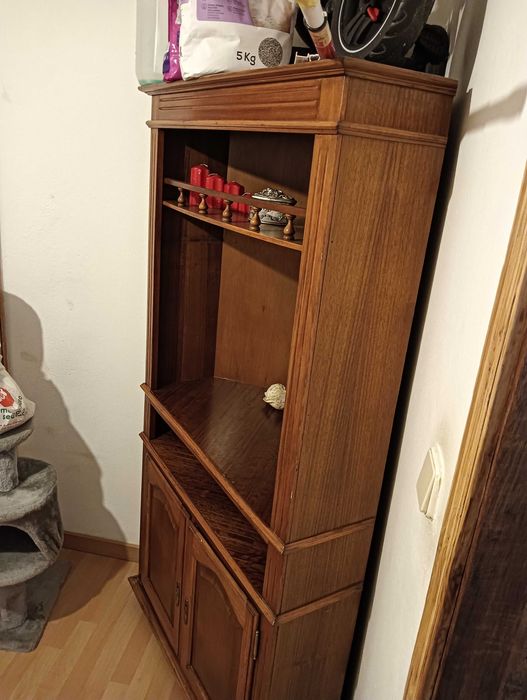 Móvel de canto em madeira