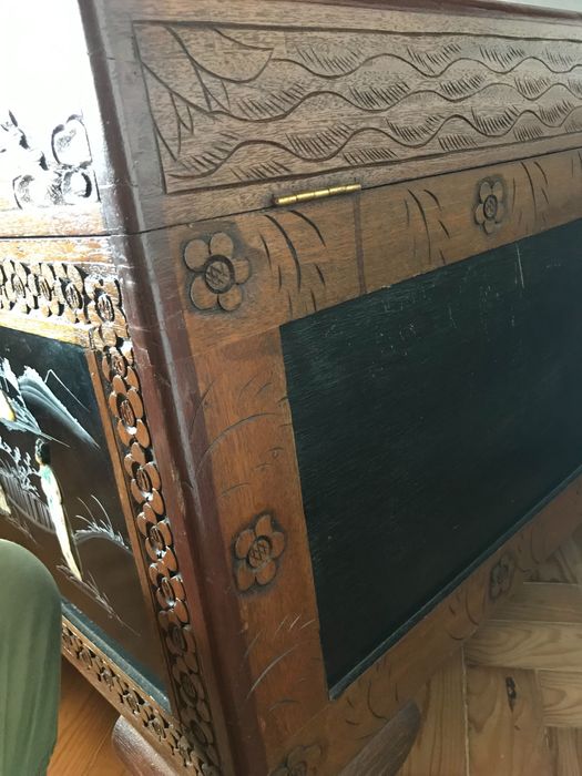Arca chinesa madeira com relevo (rodinhas por baixo)