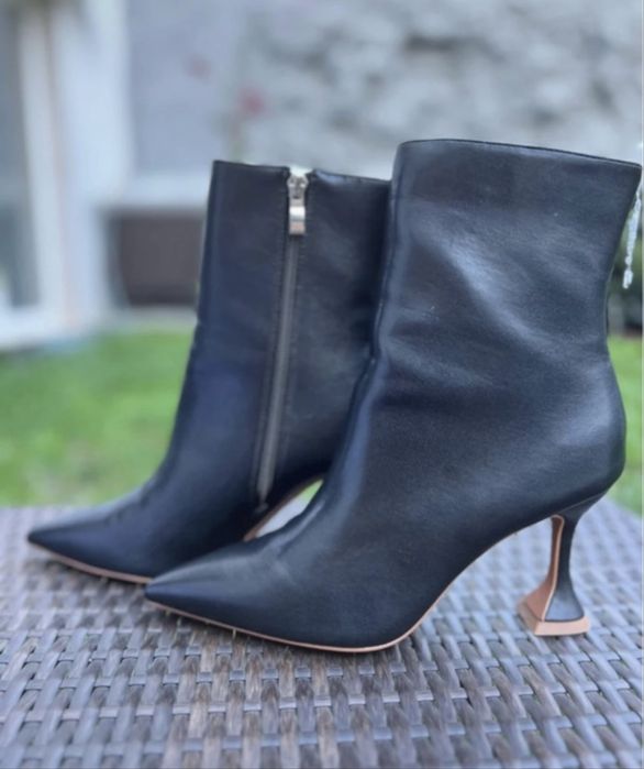 Botins com salto alto da moda a estrear