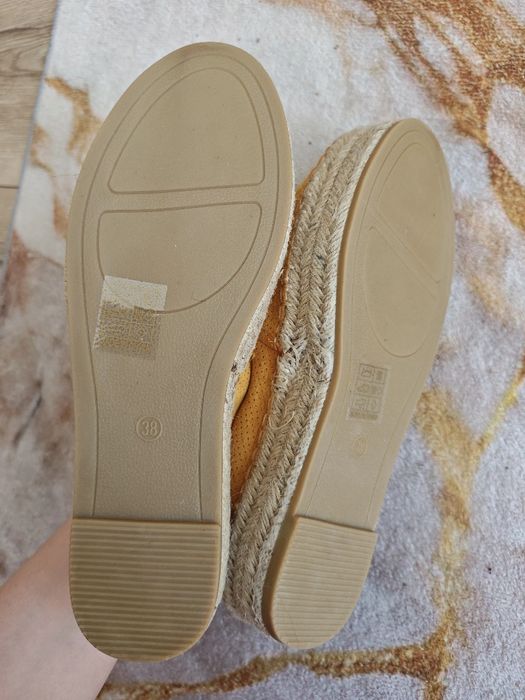 Musztardowe espadryle damskie na plecionej podeszwie