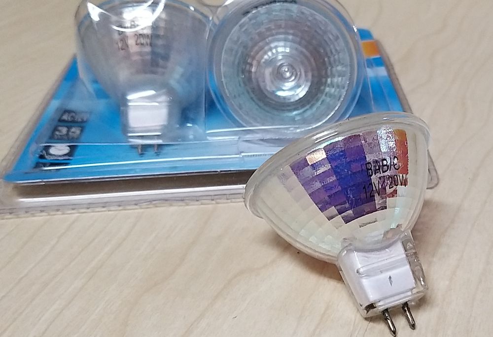 3 Focus de 12v e 35w.