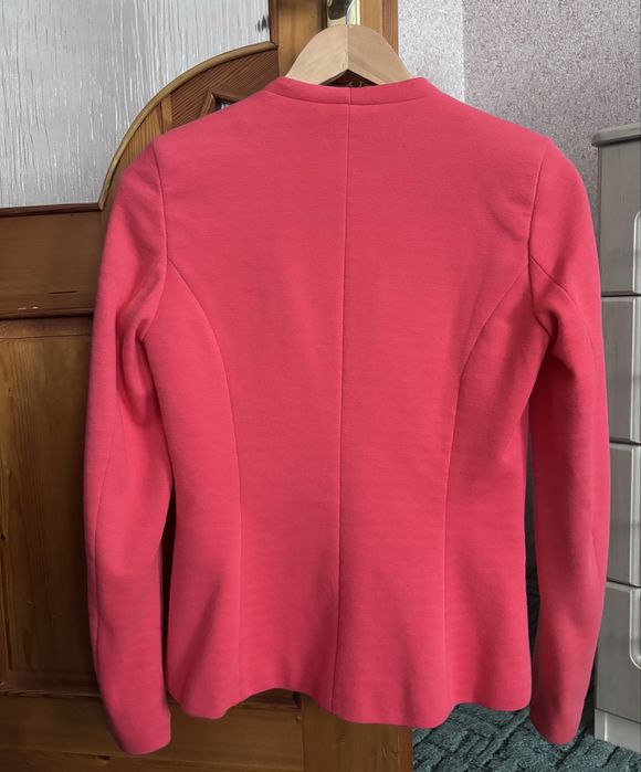 Гарний приталений жіночій піджак