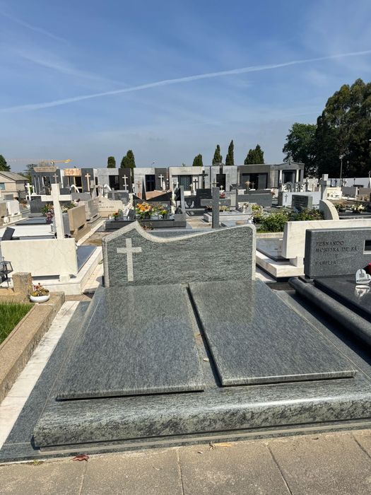 Vende-se jazigo na Cidade da Maia