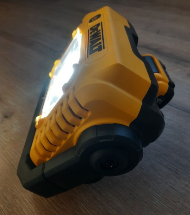 Аккумуляторный фонарь DeWALT DCL077