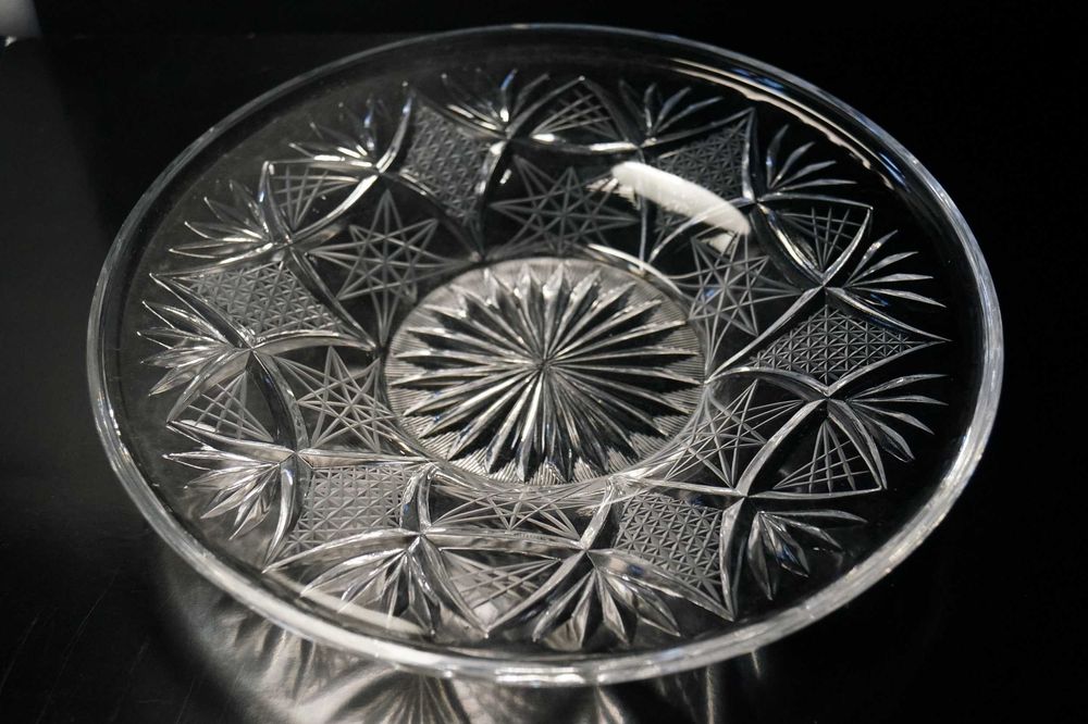 Duża efektowna kryształowa patera.