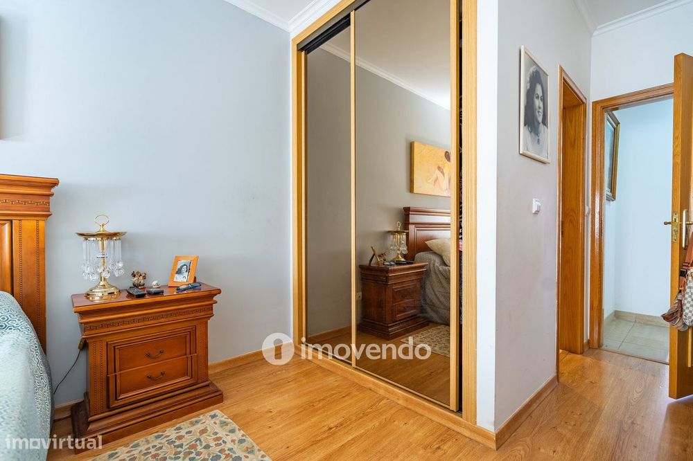 Apartamento T3 com áreas amplas, varandas e arrecadação, em Alverca