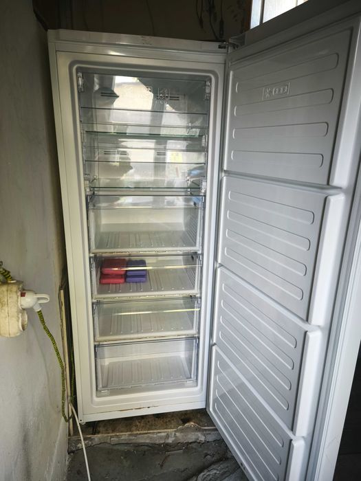 Морозильна камера Beko RFNE290L21W