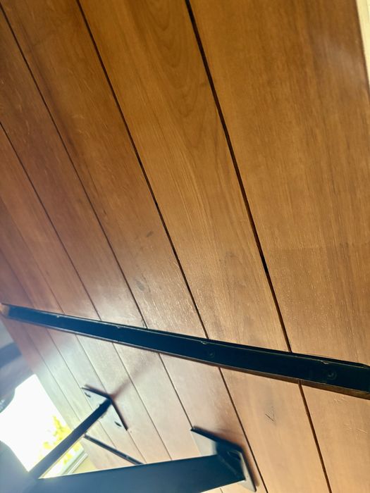 Mesa de Madeira Maciça com estrutura com reforço metálico