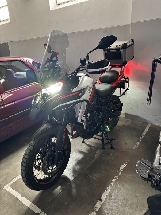 Benelli TRK 702X. Bancos em gel