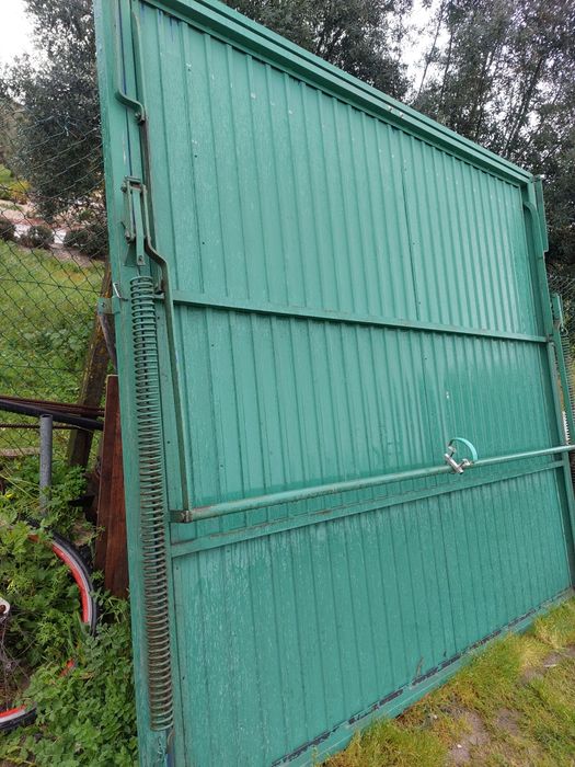 Portão de garagem basculante com motor e comando