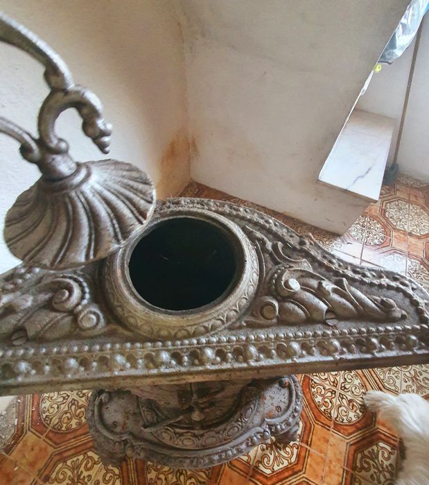 Salamandra antiga em ferro fundido